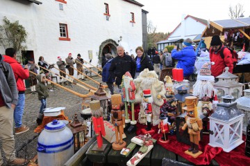 Alphornbläser auf dem Weihnachtsmarkt von Reifferscheid, Gemeinde Hellenthal