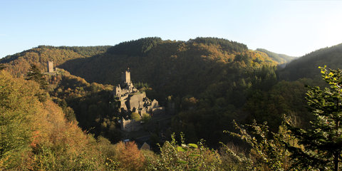 Blick vom Lieserpfad / Eifelsteig auf die Oberburg und Niederburg, Manderscheid
