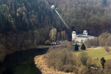 Blick vom Meuchelberg auf das Kraftwerk Heimbach und das Staubecken Heimbach 