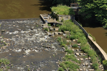 Blocksteinrampe mit Fischpass bei der Rellesmühle im Ourtal