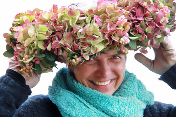 Die Gärtnerin Ulrike Hager mit Blumenkranz aus Bauernhortensien und Schneebeere
 