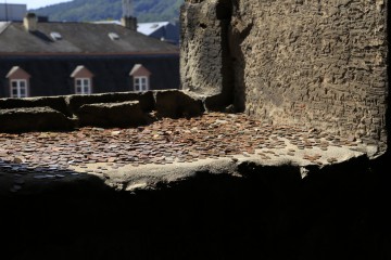 Glücksritual: Münzen werfen in der Porta Nigra, Trier