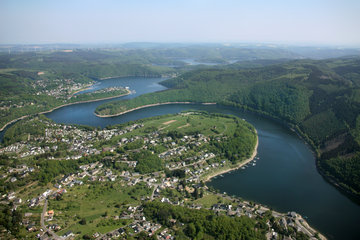 Luftaufnahme der Rurtalsperre mit dem Ort Rurberg