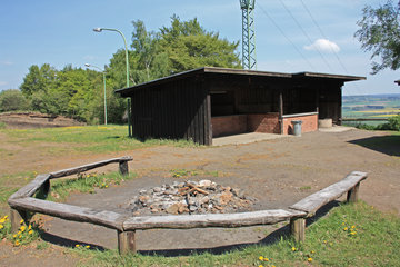 Schutzhütte mit Grillplatz auf dem erloschenen Wolfsbeuel-Vulkan