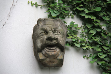 Skulptur im Garten des Deutsch-Französischen Kulturinstituts in Aachen