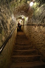 Treppe hinunter in den Vulkankeller der Stadt Mendig (Vulkaneifel)