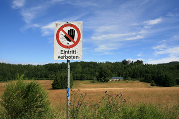 Verbotsschild im ehemaligen Militärgelände, Nationalpark Eifel