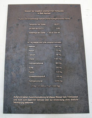 Aachen, Tafel mit den Analysewerten der Termalquelle im Elisenbrunnen