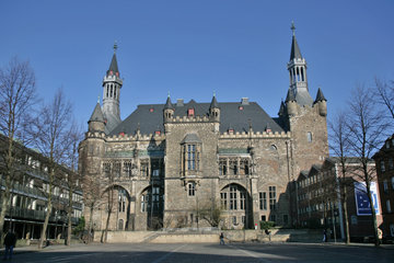 Aachener Rathaus mit Katschhof, rechts Granusturm