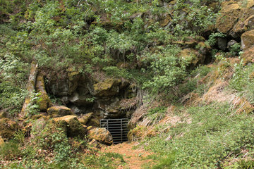 Abgesperrte Mühlsteinhöhle am "Rother Kopf"