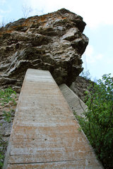 Abgestützter Felsen im Bereich der Munterley, Naturschutzgebiet Gerolsteiner Dolomiten