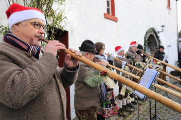 Alphornbläser auf dem Weihnachtsmarkt von Reifferscheid, Gemeinde Hellenthal