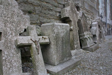 Alte Grabsteine bei der Kirche Saint-Jacques le Majeur, Clermont-sur Berwinne imHerver Land