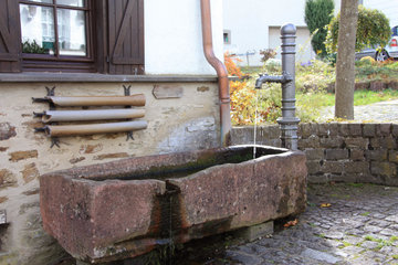 Alter Wassertrog mit historischen Wasserleitungen in Schalkenmehren