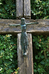Alters Holzkreuz in einer Hecke bei Bellevaux in den Ardennen