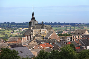 Blick auf Clermont-sur Berwinne mit der Kirche Saint-Jacques le Majeur, Herver Land, Belgien