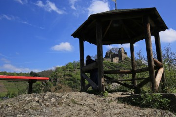 Blick vom Ahrsteig auf Burg Are