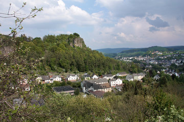 Blick vom Auberg  auf Gerolstein und die Felsengruppe Munterley