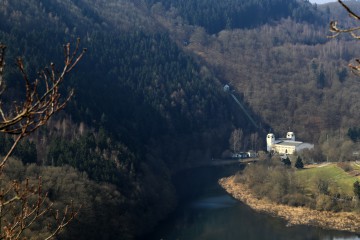 Blick vom Meuchelberg auf das Kraftwerk Heimbach und das Staubecken Heimbach 