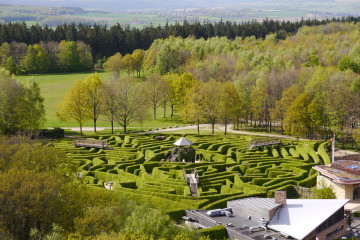 Blick vom Turm beim Dreiländereck auf das Labyrinth
