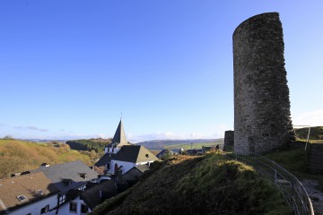Blick von der Burgruine auf Kronenburg