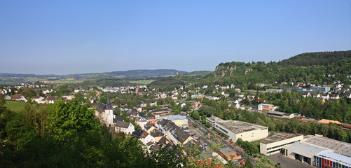 Blick von der Ruine Löwenburg auf Gerolstein und das Kylltal, Panoramafoto