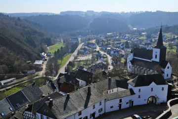 Blick von nder Burg ("Eifelblick") auf den Ort Reifferscheid, Gemeinde Hellenthal