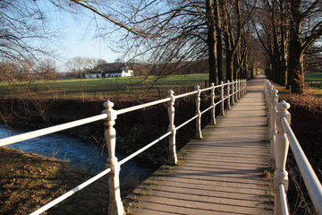 Brücke mit Buchenallee, Geultal bei Oud Valkenburg
