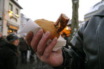 Bratwurst mit Brötchen, Weihnachtsmarkt in Monschau