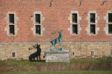 Bronzestatue eines röhrenden Hirsches vor dem Château de Beusdael