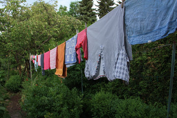 Bunte Wäsche trocknet im Garten