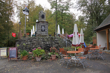 Denkmal bei einer Gaststätte am Gemündener Maar bei Daun