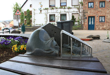 Denkmal für Mäuse und verschiedene Mausefallen in Neroth, Vulkaneifel