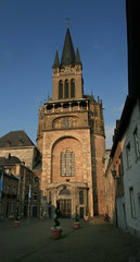 Der Aachener Dom mit Domhof