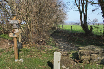 Der Eingang zum Limburgerweg vom Königsweg/Chemin du Roi aus (Lontzen, B)