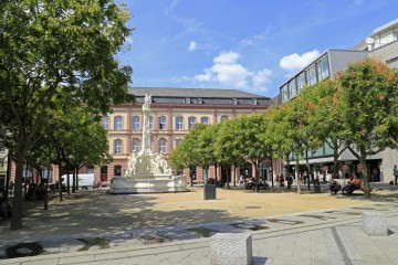 Der Georgsbrunnen auf dem Kornmarkt in Trier