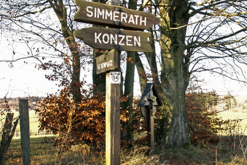 Der "Hexenplatz" zwischen Simmerath und Konzen mit Kreuz im Hintergrund
