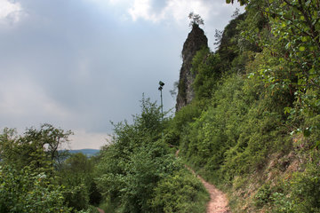 Die Munterley mit Eifelsteig im Naturschutzgebiet Gerolsteiner Dolomiten