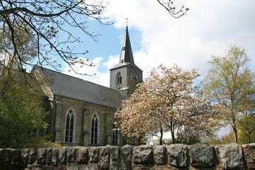 Die Pfarrkirche von Höfen, Eifelsteig