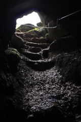 Eingang zu einer begehbaren Mühlsteinhöhlen am "Rother Kopf"