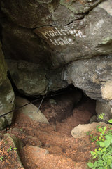 Eingang zu einer begehbaren Mühlsteinhöhlen am "Rother Kopf"