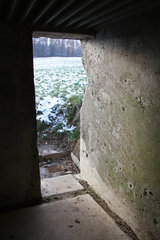 Eingang zum Bunker der vorgeschobenen Stellung Beusdael bei Sippenaeken, Belgien