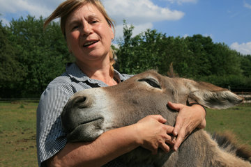 Esel mit Besitzerin, Clermont in Belgien