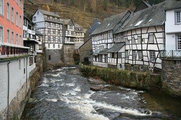 Fachwerkhäuser in Monschau mit Rur, Rureifel