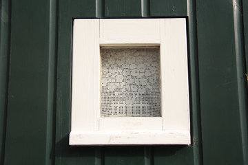 Fenster mit Häkelgardine, Göhltal bei Camerig in Südlimburg