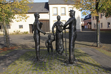 Figurengruppe auf dem Dorfplatz bei der Zehntscheune, Großlittgen