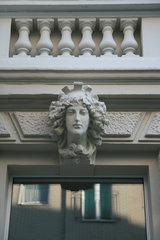 Frauenkopf an einer  klassizistischen Hausfassade in Aachen