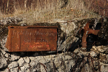 Gedenktafel und Kreuz an einer Bunkerruine, Todtenbruch bei Hürtgenwald