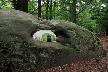 Gemaltes Auge auf einem der Zyklopensteine an der Grenzkunstroute011, Grenzübergang Aachen-Köpfchen