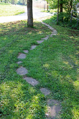 Gewundener Weg mit Steinplatten auf dem Hillesheimer Barfußpfad im Bolsdorfer Tälchen 